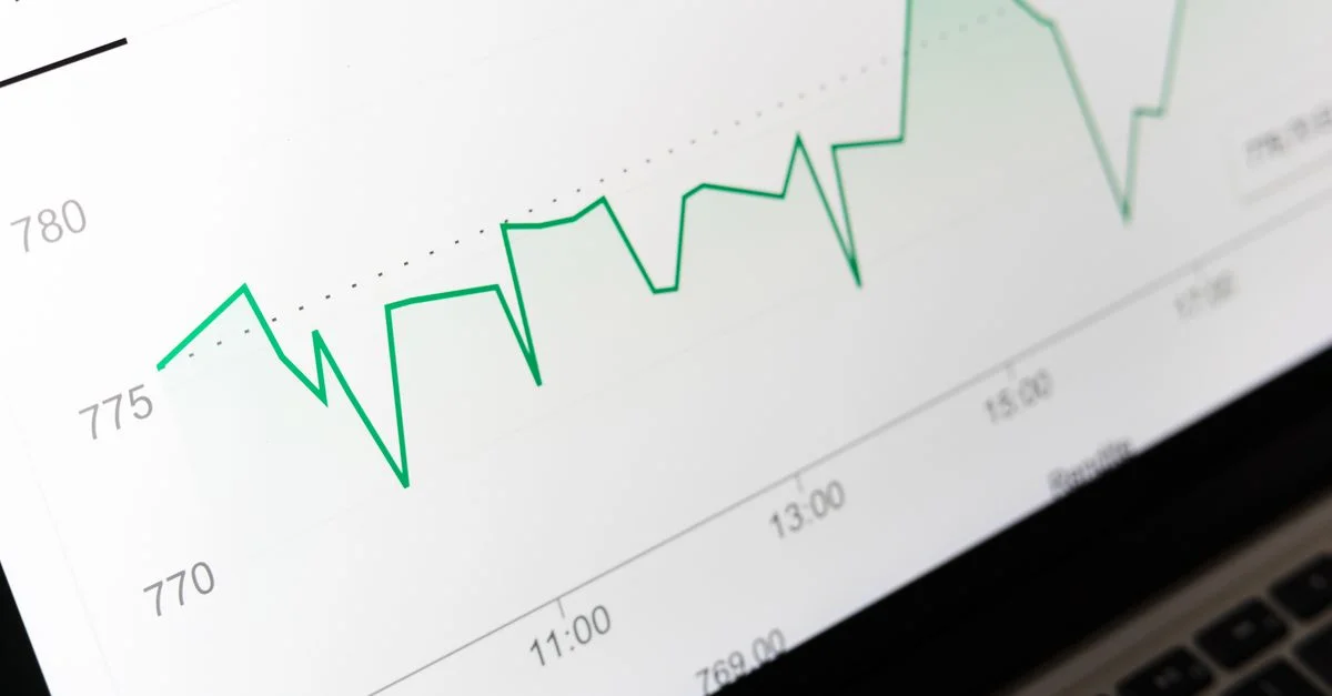 Gros plan détaillé d'un graphique financier sur un écran d'ordinateur montrant des tendances de données.