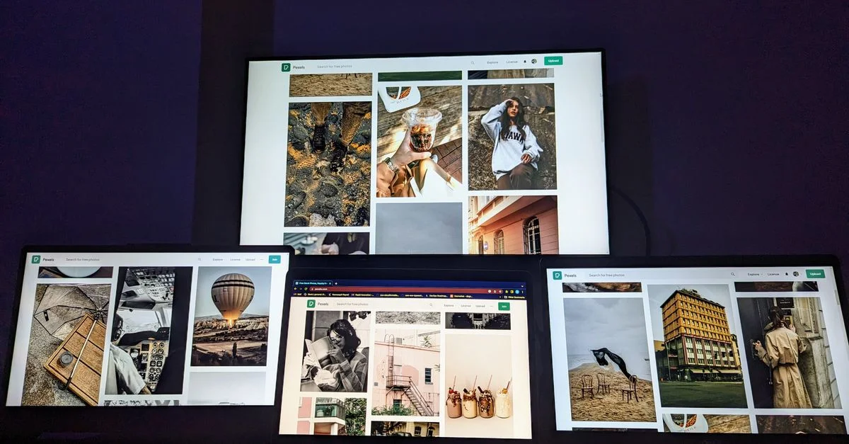 Un ensemble numérique moderne avec plusieurs écrans mettant en valeur des photographies diverses, idéal pour les créatifs.