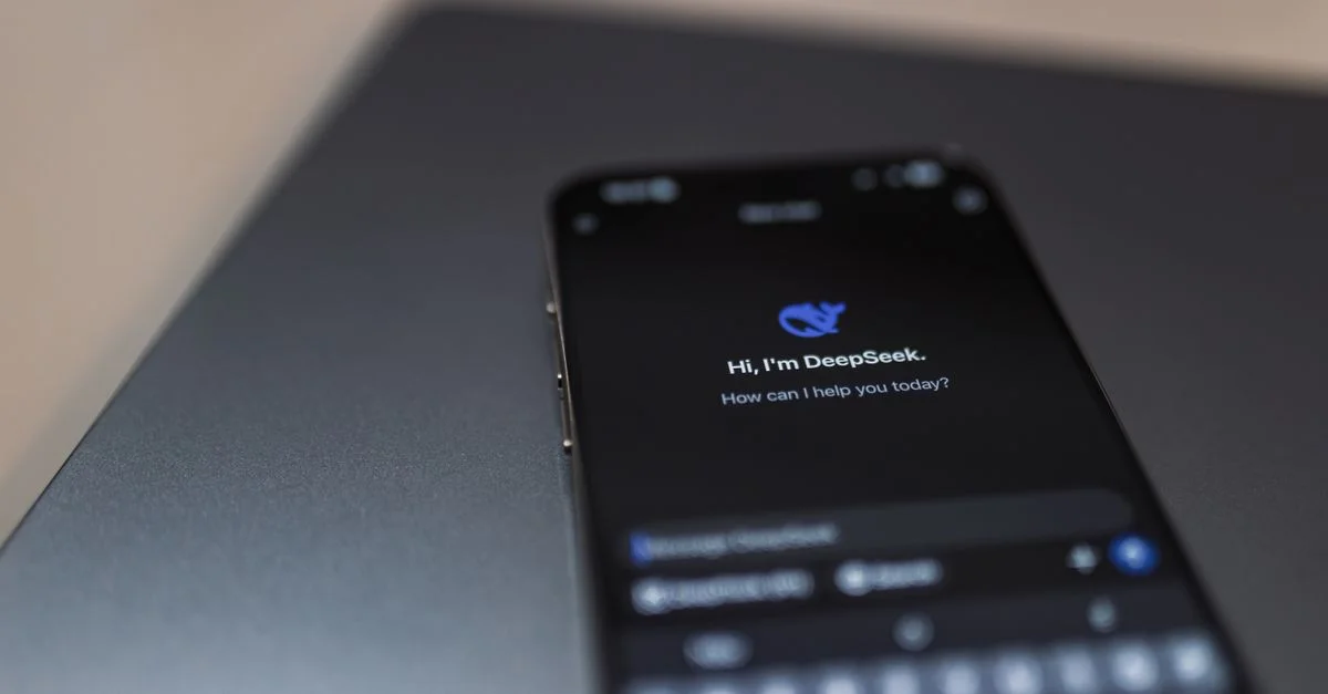 Gros plan d'un smartphone affichant une interface de chat IA avec l'application DeepSeek.