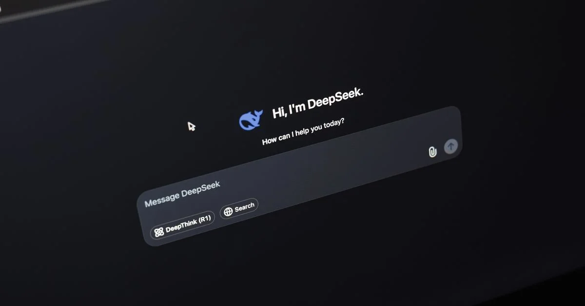 Écran affichant l'interface de chat AI DeepSeek sur un fond sombre.