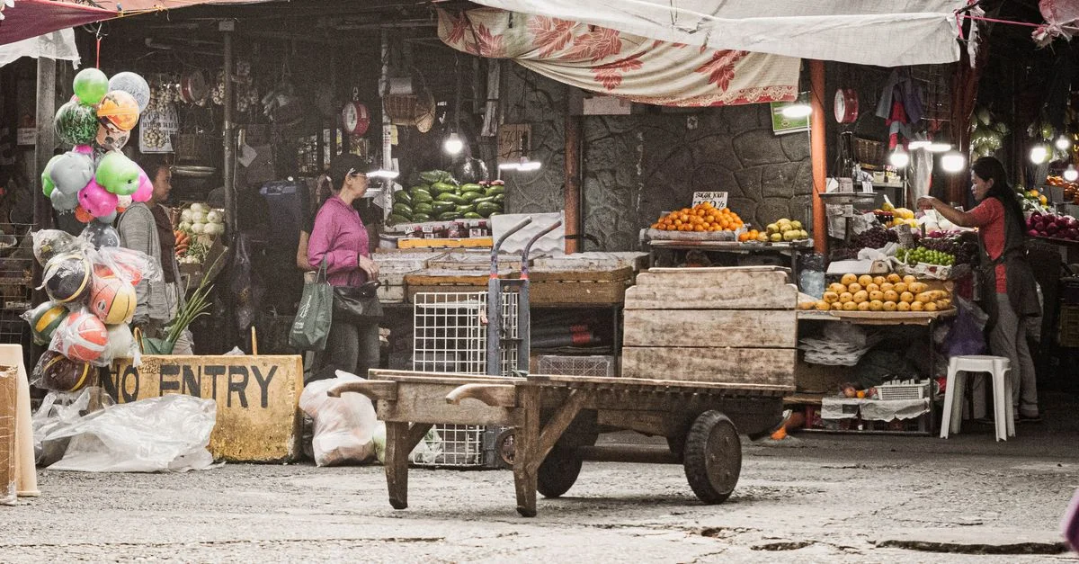 Marché de rue animé à Baguio City, mettant en valeur le commerce local et la vie quotidienne.